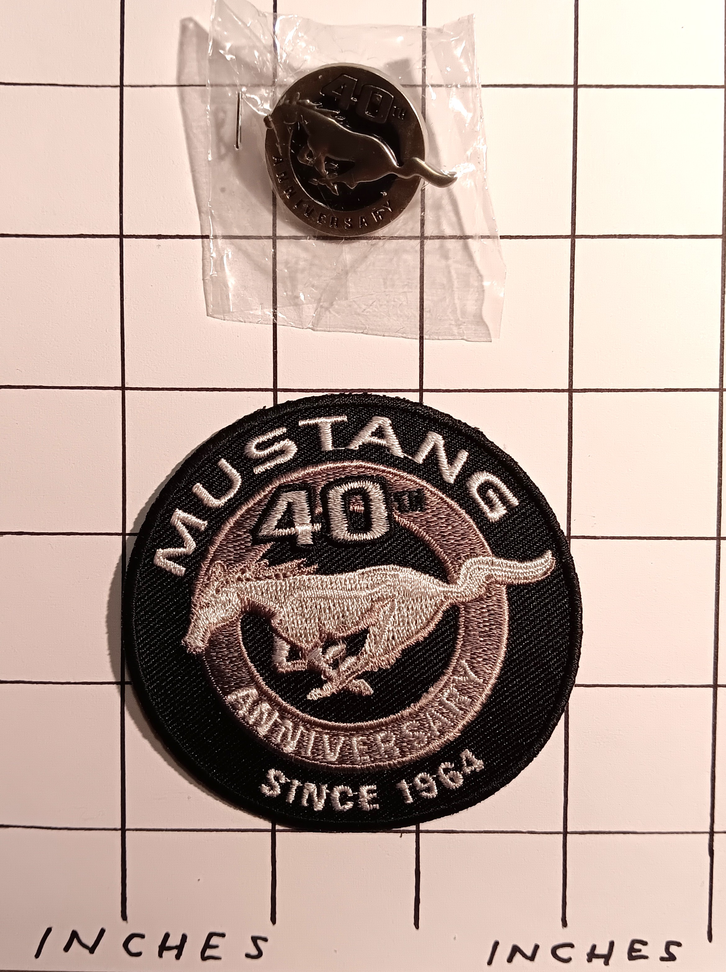 Lot of 1 Patch and 1 Pin : Ford Mustang 40th Anniversary 2004